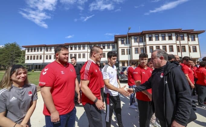 Bakan Bak’tan Milli Sporculara Destek Ziyareti