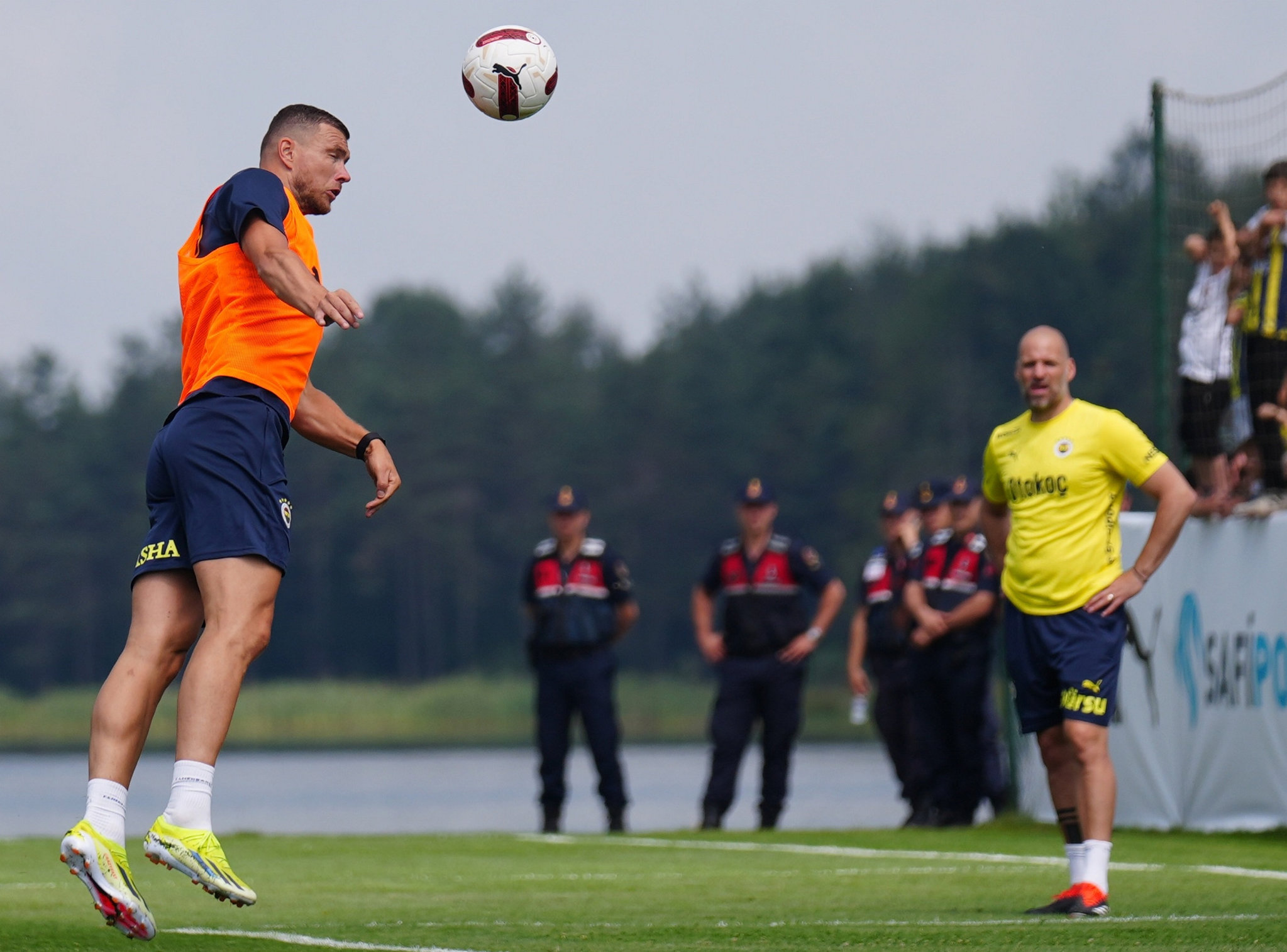 Fenerbahçe'de Transfer Hareketliliği: Edin Dzeko için Sürpriz Teklif!