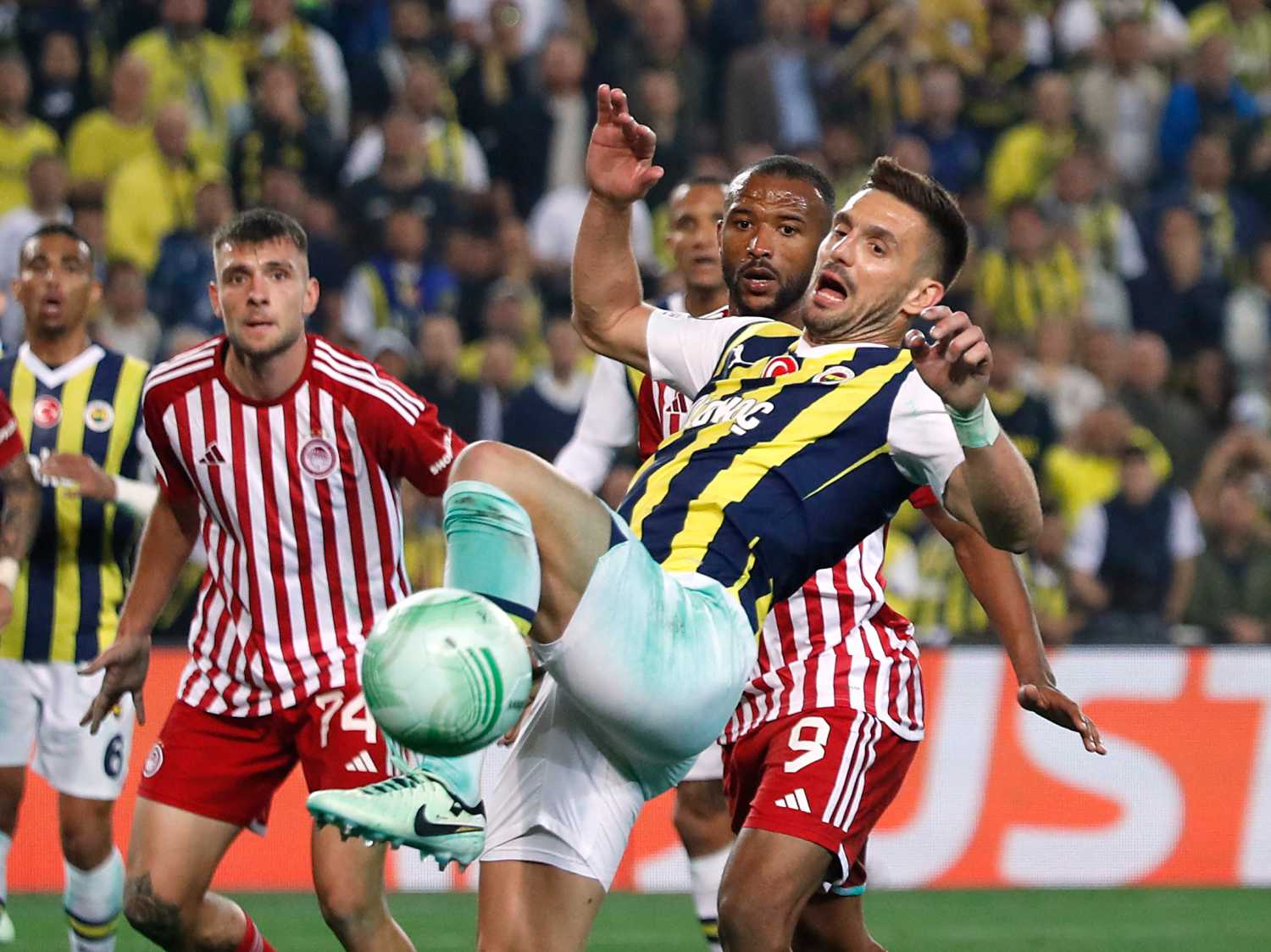 Fenerbahçe'nin Transfer Çalışmalarında Sürpriz İddia