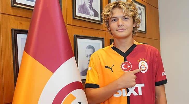 Galatasaray, Efe Akman ile Profesyonel Sözleşme İmzaladı