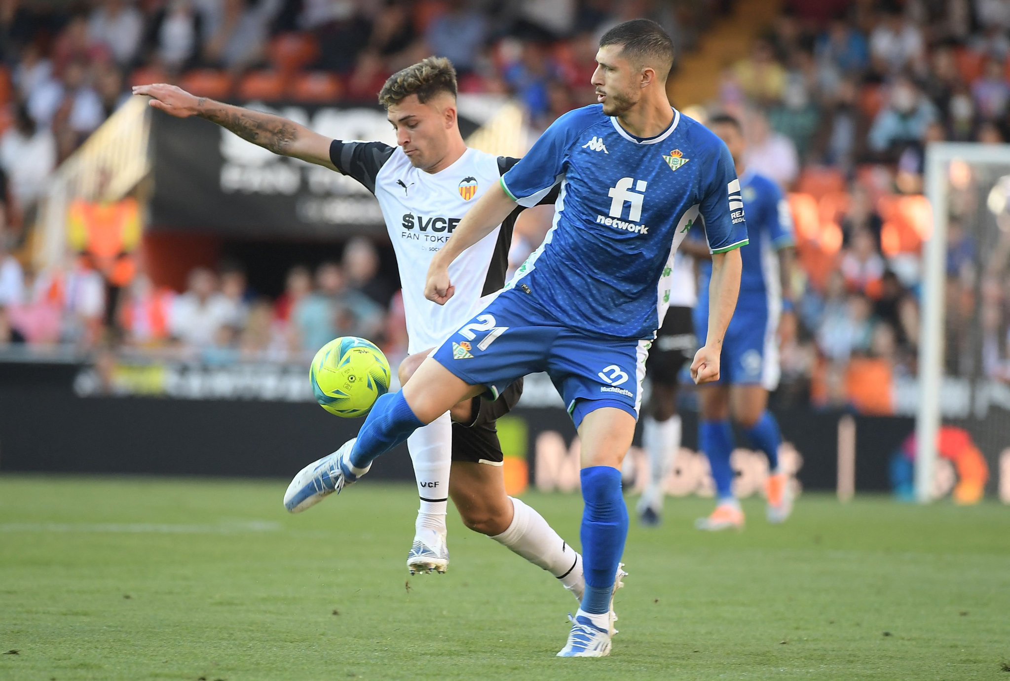 Galatasaray, Lucas Torreira'nın Yanına Uygun Bir Orta Saha Oyuncusu Arıyor