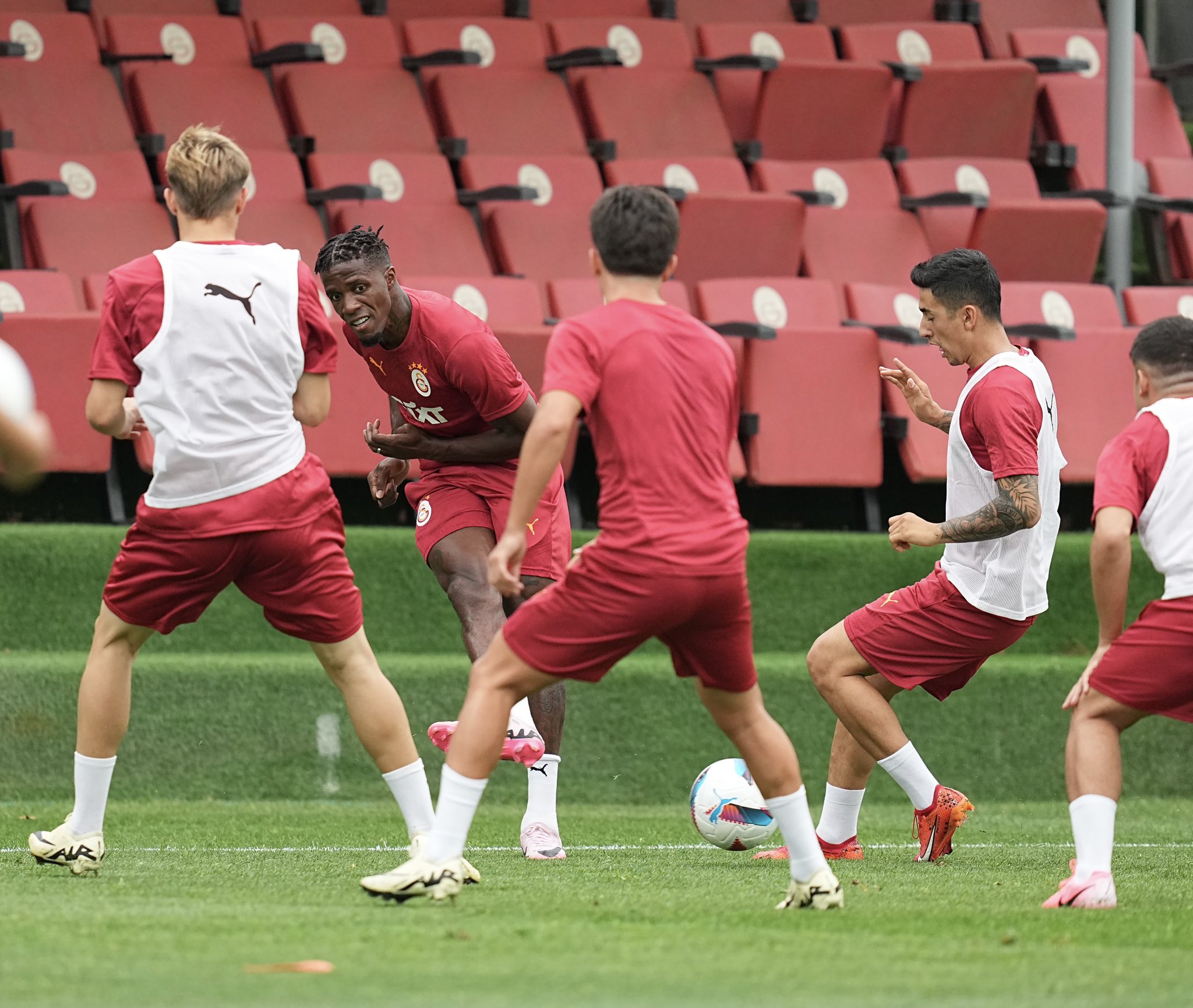 Galatasaray, Orta Saha Takviyesi İçin Yoğun Çaba Harcıyor