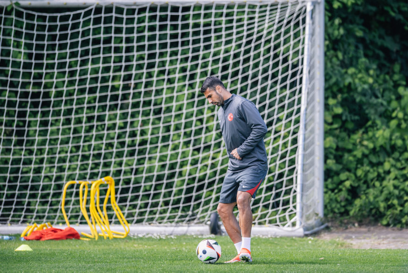 Galatasaray, Sağ Bek Transferinde Zeki Çelik'i Hedefliyor