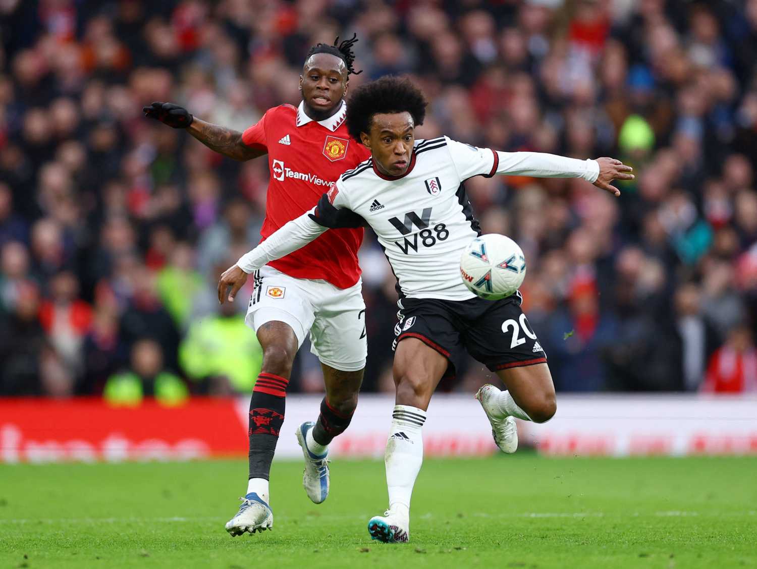 McTominay ve Wan-Bissaka Kimdir?