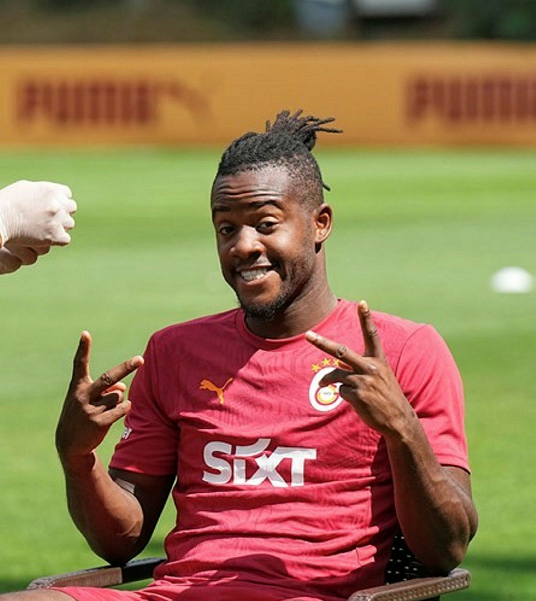 Galatasaray'da Transfer Heyecanı: Michy Batshuayi İmzaladı!