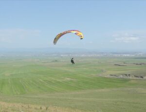 Kars Yamaç Paraşütü Pilotlarından Turizme Katkı