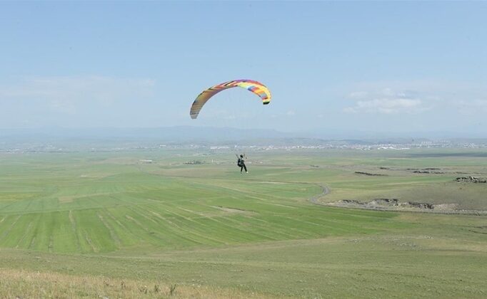 Kars Yamaç Paraşütü Pilotlarından Turizme Katkı