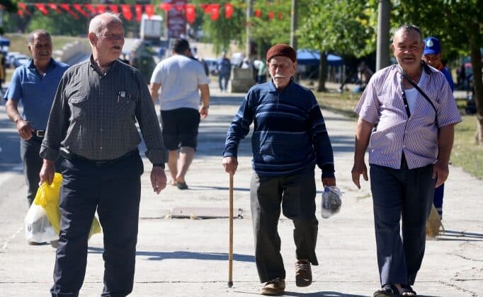 Tarihi Kırkpınar Yağlı Güreşleri’nde Bastonlu Yaşlı İzleyicilerin Heyecanı