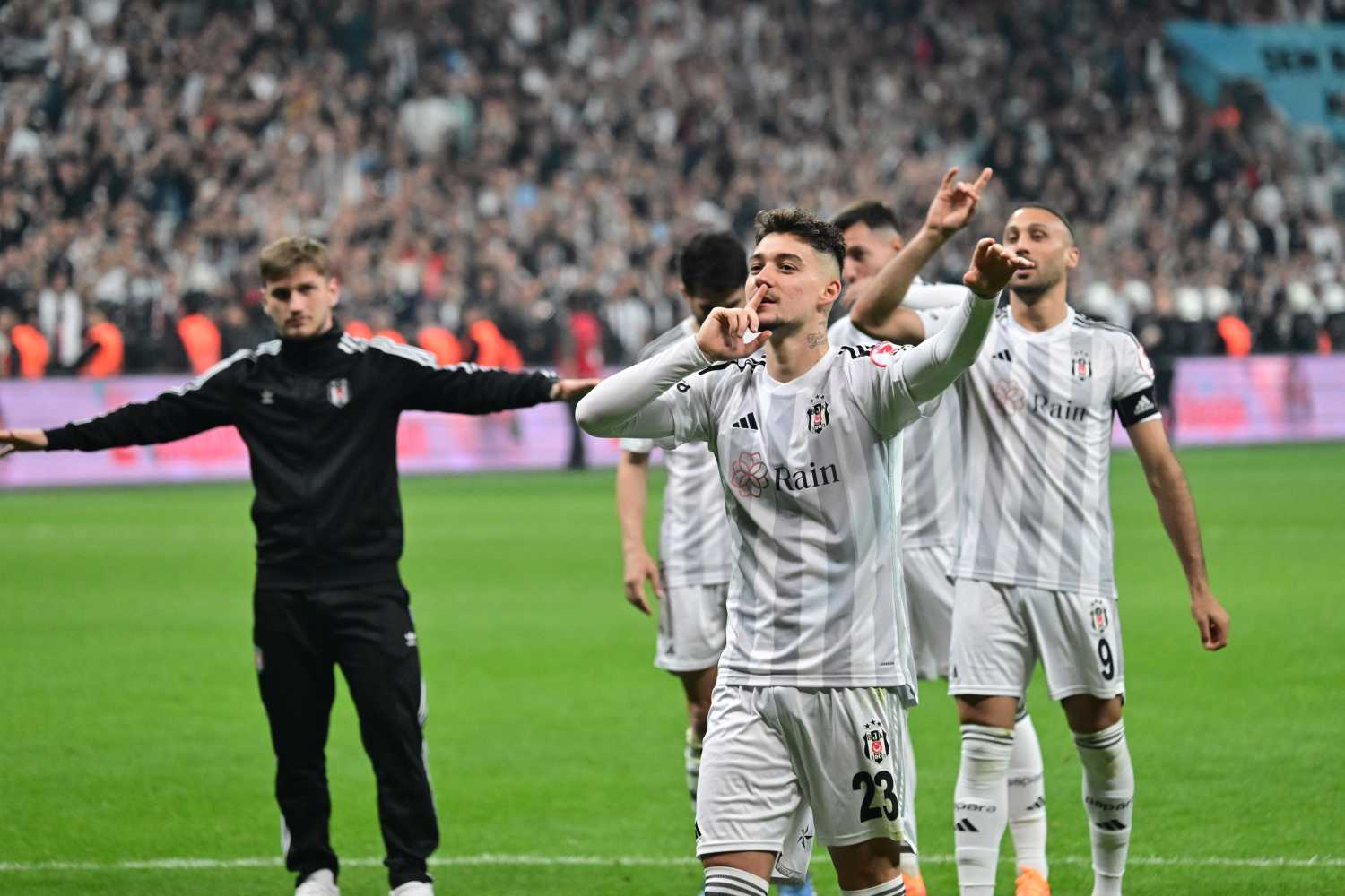 Ernest Muçi'nin Geleceği Belirsiz: Aston Villa ve Diğer Teklifler