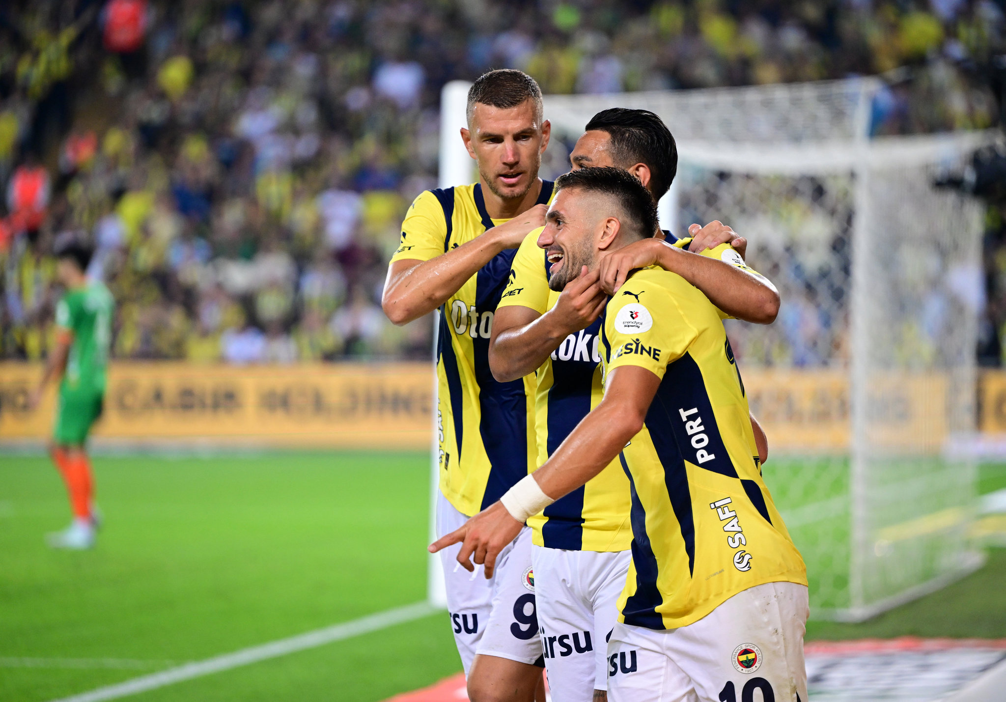 Fenerbahçe, Corendon Alanyaspor'u 3-0 Mağlup Etti