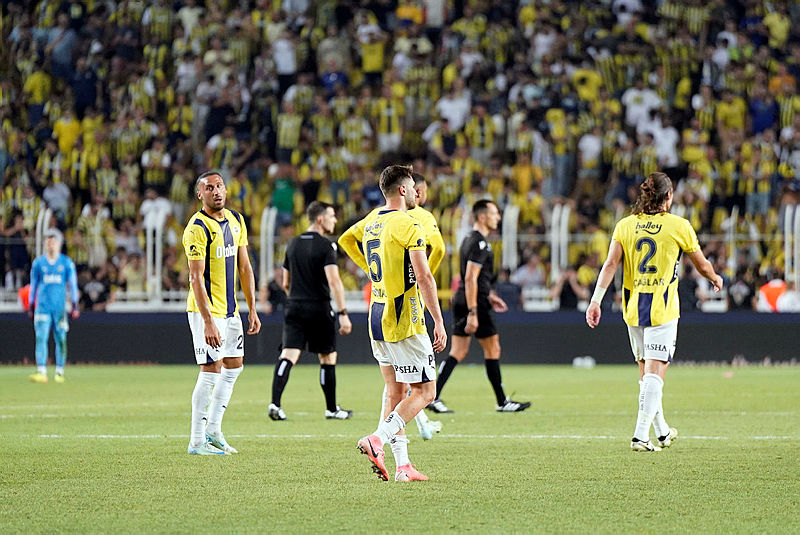 Fenerbahçe'nin UEFA Şampiyonlar Ligi'nden Elenişi ve Avrupa Ligi'ne Geçişi