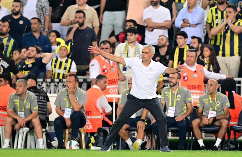 Fenerbahçe'nin UEFA Şampiyonlar Ligi'nden Elenişi ve Avrupa Ligi'ne Geçişi