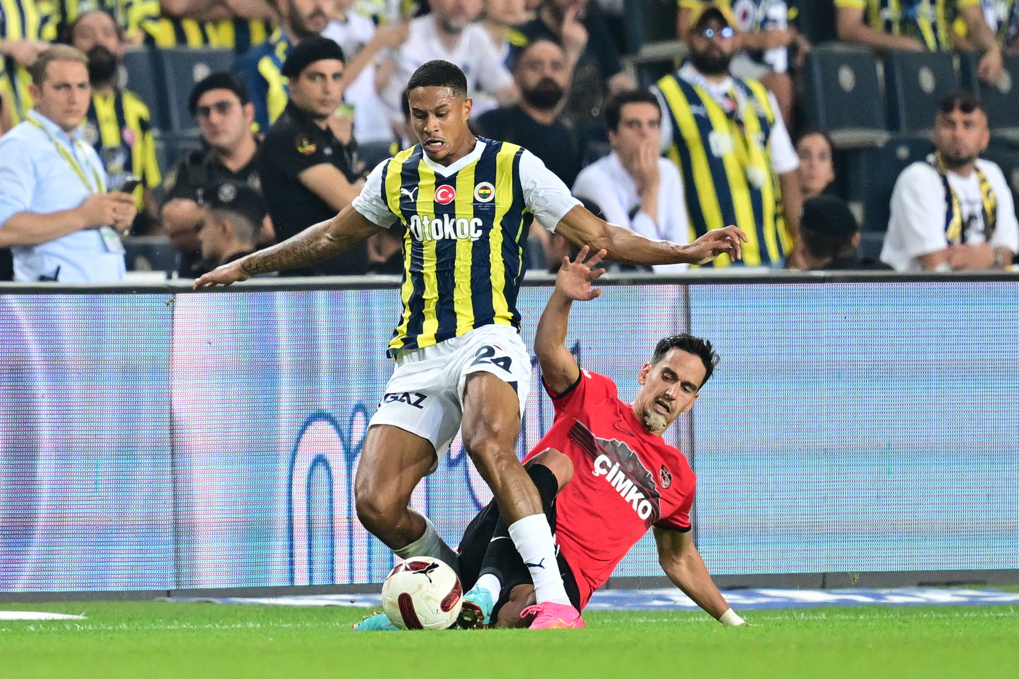 Fenerbahçe'nin Yıldız Oyuncusu Jayden Oosterwolde'ye Gelen Teklifler