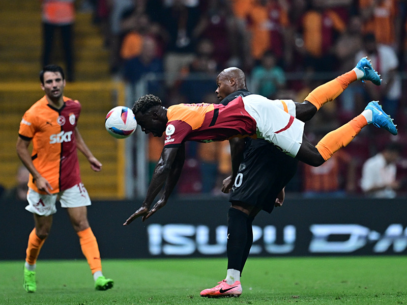 Galatasaray, Davinson Sanchez için Napoli'den Gelen Teklife Olumsuz Yanıt Verdi