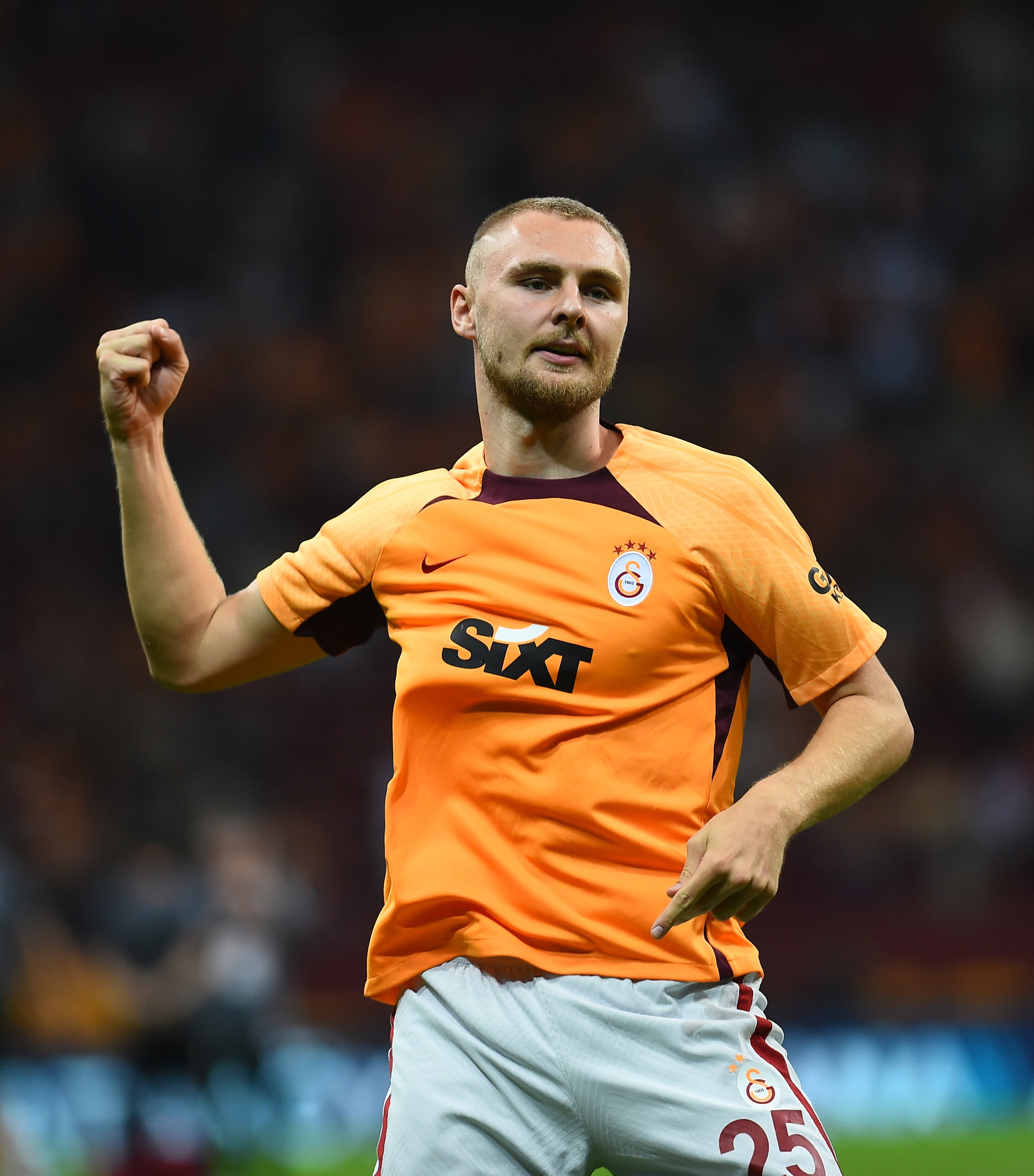 Galatasaray, Victor Nelsson'a Yeni Sözleşme Teklifi Yapıyor