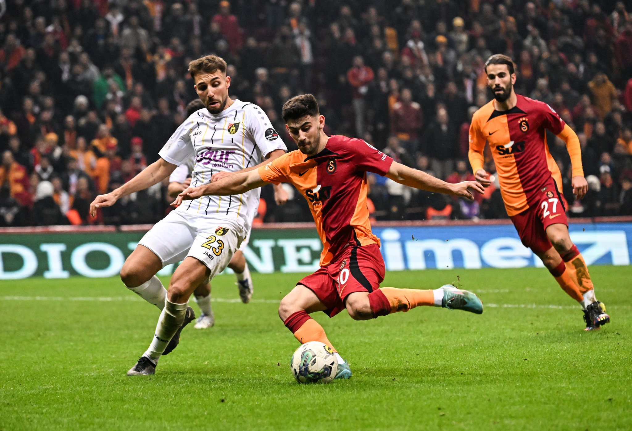 Galatasaray'da Yusuf Demir Ayrılığı Gündemde