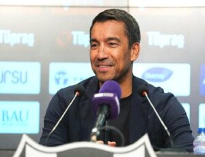 Beşiktaş, Ajax ile Kritik UEFA Maçı Öncesi Van Bronckhorst’un Açıklamaları