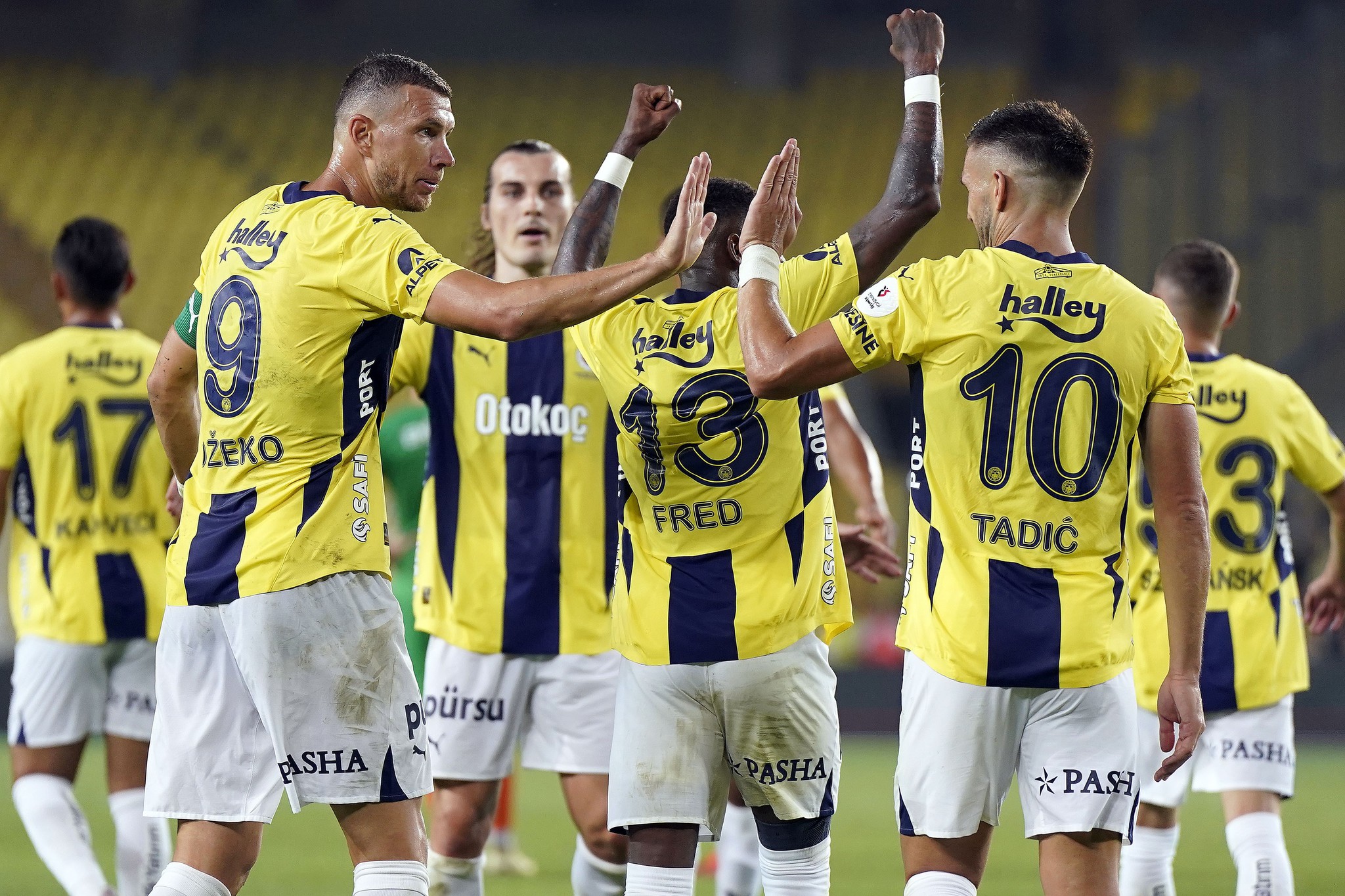 Fenerbahçe, Corendon Alanyaspor'u 3-0 Mağlup Etti