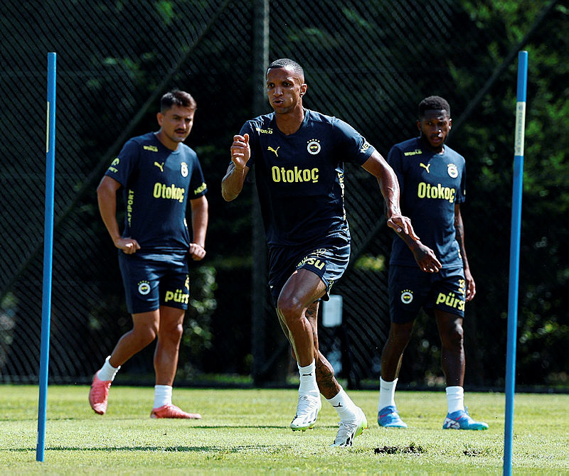 Fenerbahçe'nin Sol Bek Arayışları Hız Kazandı